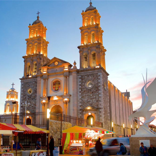 Catedral de Nuestra Señora de Guadalupe en la Plaza de Armas. Estado de Chihuahua